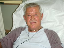 [Translate to Kazakh:] Male patient smiling during dialysis
