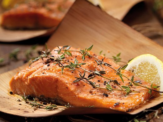 [Translate to Kazakh:] Grilled salmon with honey glaze