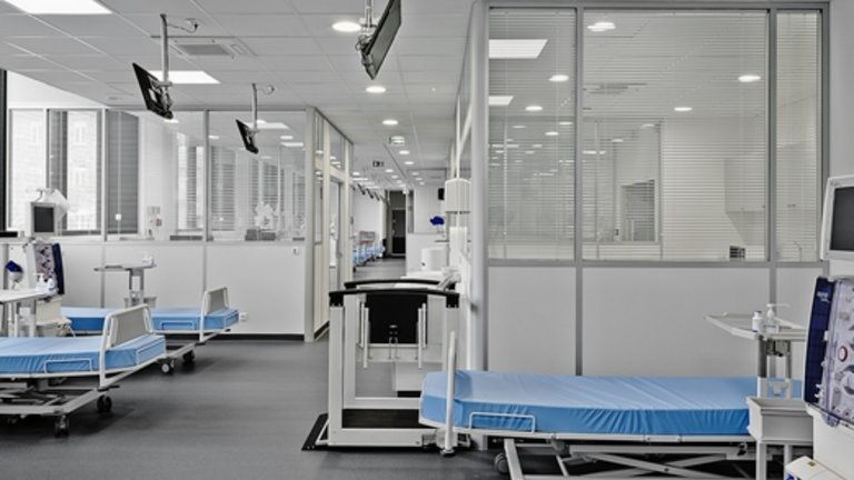 [Translate to Kazakh:] Вид клиники изнутри с несколькими пустыми койками