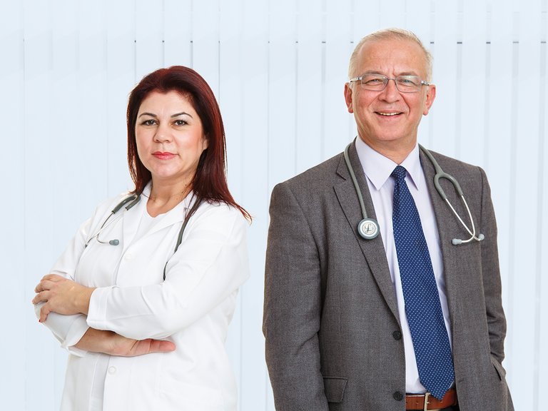 [Translate to Kazakh:] Врач-женщина и врач-мужчина со стетоскопами