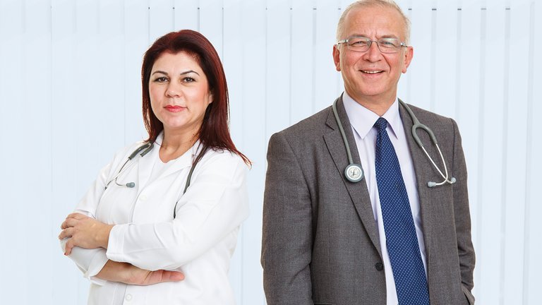 [Translate to Kazakh:] Врач-женщина и врач-мужчина со стетоскопами